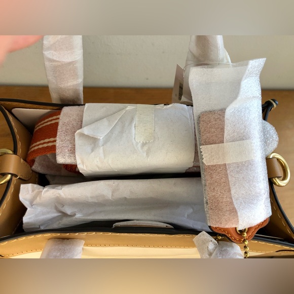 New Coach Field Tote 22 With Quilting And Coach Badge Ivory Multi - Picture 5 of 6